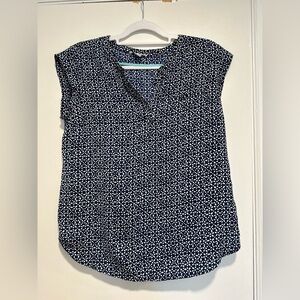 Dalia Collection Blouse Women Sz:M cap sleeve VNeck Blue White Geometric pattern